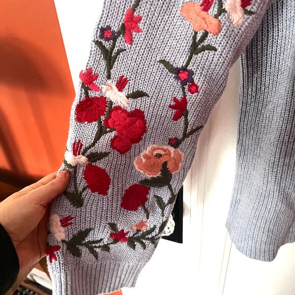 American Eagle V-Neck Floral Embroidered Sleeve Light Blue Sweater SZ M - Picture 4 of 5